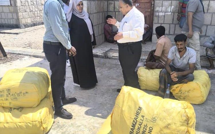 هيئة مصائد خليج عدن تدشّن توزيع شباك لعدد من الصيادين في منطقة قعوة