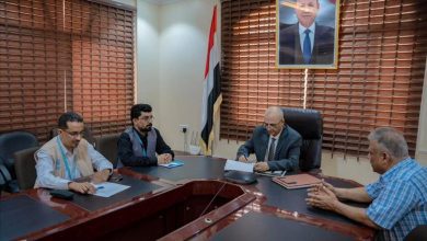 وزير المياه والبيئة يوقّع اتفاقيتين لتنفيذ مشاريع في مأرب وأبين