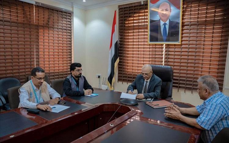 وزير المياه والبيئة يوقّع اتفاقيتين لتنفيذ مشاريع في مأرب وأبين