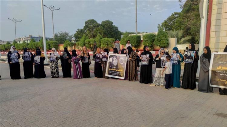 وقفة احتجاجية بمشاركة رئيسة اللجنة الوطنية للمرأة والقيادات النسوية في عدن تطالب بتحقيقات عادلة في اغتيال "إفتهان المشهري"