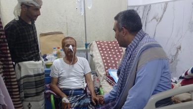 وكيل محافظة أبين "الجنيدي" يزور المناضل المرقشي ويطالب بنقله للعلاج في الخارج تقديراً لتاريخه النضالي
