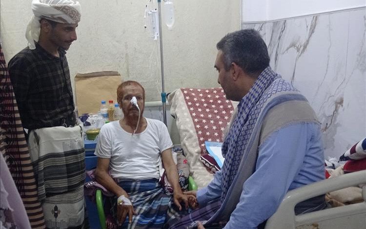 وكيل محافظة أبين "الجنيدي" يزور المناضل المرقشي ويطالب بنقله للعلاج في الخارج تقديراً لتاريخه النضالي