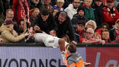 صور: موقف طريف لـ مبيومو مع جماهير ليفربول