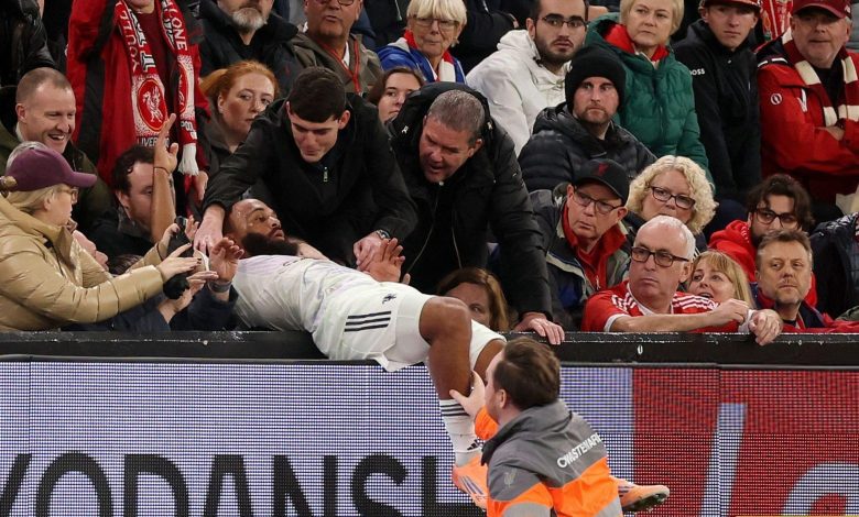 صور: موقف طريف لـ مبيومو مع جماهير ليفربول