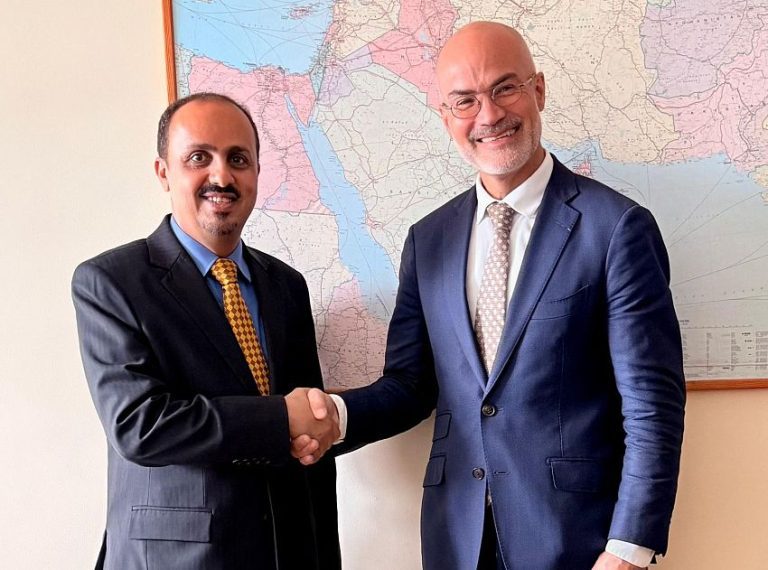الإرياني يحذر من تنامي خطر الحوثي ويدعو الاتحاد الأوروبي لتحرك عاجل لتصنيفه منظمة إرهابية