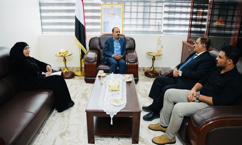 الارياني يناقش مع محافظ الضالع تفعيل الجوانب الإعلامية والثقافية والسياحية