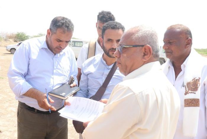 الحديدة.. تسليم مواقع تنفيذ 3 آبار ارتوازية بحيس بدعم من الصليب الأحمر