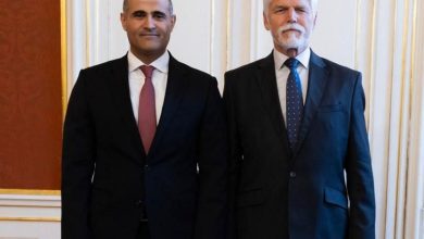 الحضرمي يقدم للرئيس التشيكي أوراق اعتماده سفيراً لليمن