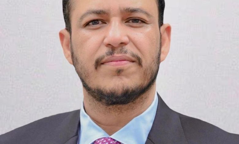 الدكتور عبدالله العليمي يطمئن على صحة العميد عدنان رزيق القميشي بعد العملية الإرهابية الحوثية الغادرة