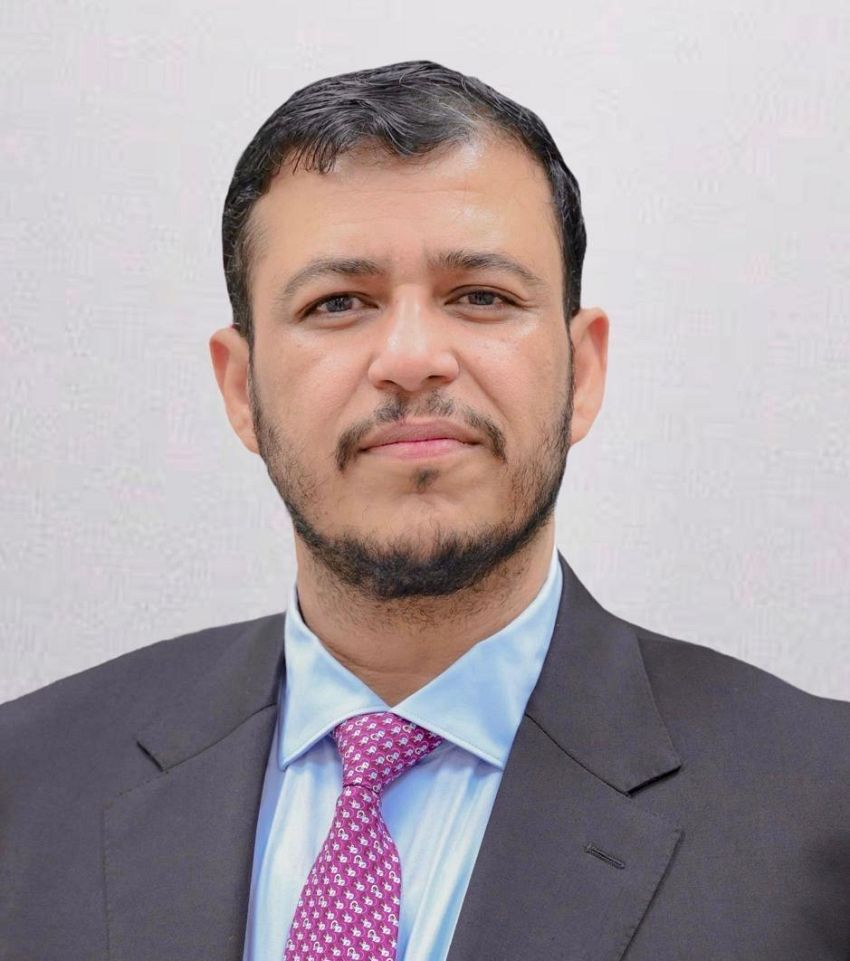 الدكتور عبدالله العليمي يطمئن على صحة العميد عدنان رزيق القميشي بعد العملية الإرهابية الحوثية الغادرة