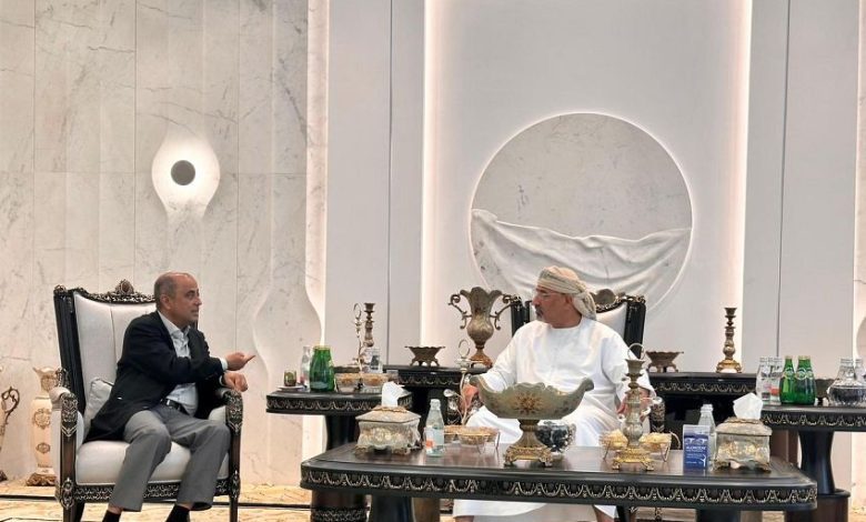 الزُبيدي يلتقي رئيس الوزراء سالم بن بريك ويؤكد توحيد الجهود الحكومية لتحسين مستوى الخدمات