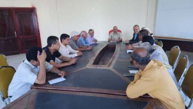 السلطة المحلية بالمخا تناقش مع وزارة الصحة جهود مواجهة الأوبئة وتعزيز التوعية المجتمعية