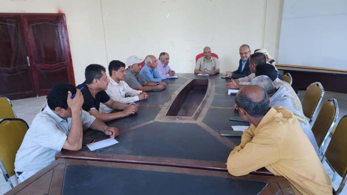 السلطة المحلية بالمخا تناقش مع وزارة الصحة جهود مواجهة الأوبئة وتعزيز التوعية المجتمعية
