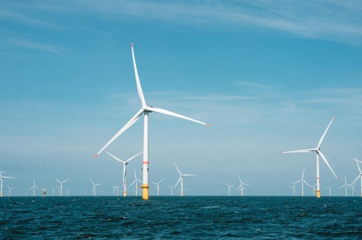 الصين تبني أول مركز بيانات تحت الماء يعمل بطاقة الرياح في العالم