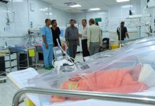 العزاني يتفقد حالة طفلة أحد شهداء المقاومة في مستشفى المخا العام