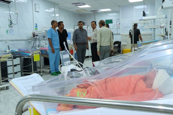 العزاني يتفقد حالة طفلة أحد شهداء المقاومة في مستشفى المخا العام