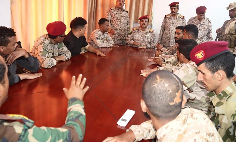 الفريق الركن الداعري يؤكد ان ملف الجرحى وإنهاء معاناتهم من أولويات قيادة وزارة الدفاع