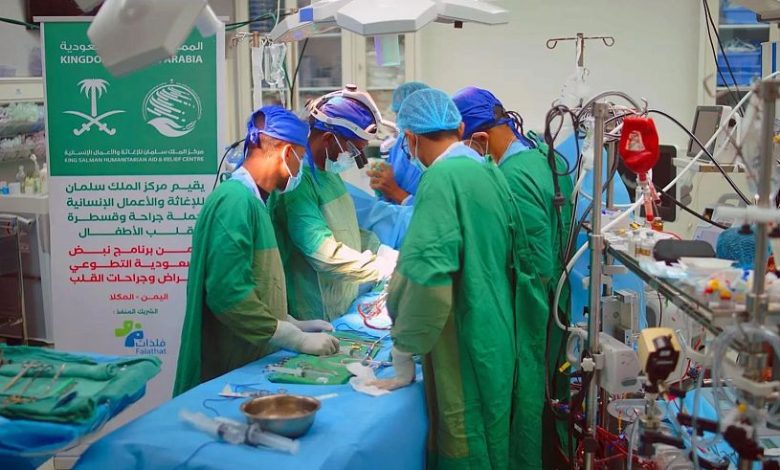 الفريق الطبي التطوعي يجري 43 عملية قلب مفتوح وقساطر قلبية بمدينة المكلا