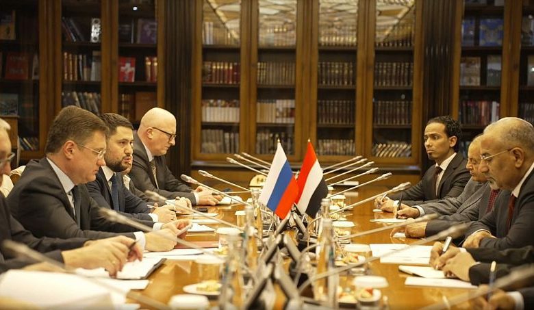 اللواء الزُبيدي يبحث مع نائب رئيس الوزراء الروسي آفاق التعاون الاقتصادي وفرص الاستثمار في اليمن
