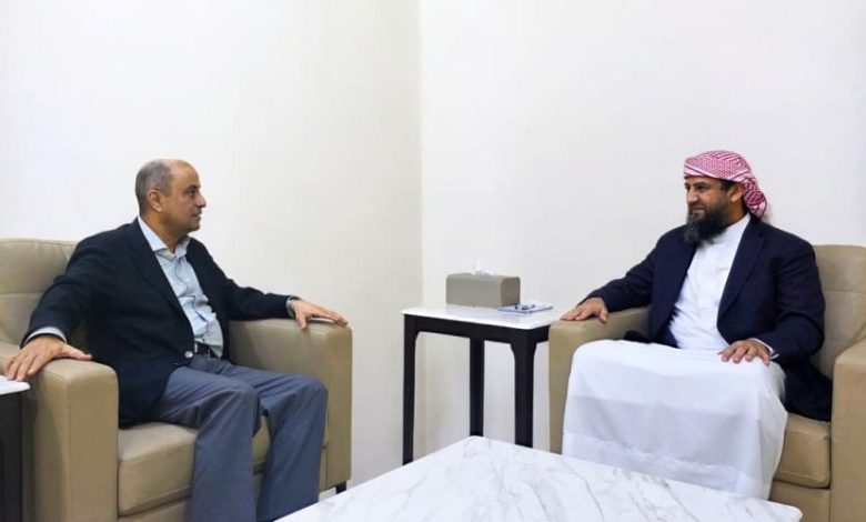 المحرّمي يلتقي رئيس الوزراء ويؤكد دعم مجلس القيادة للإصلاحات الاقتصادية والخدمية