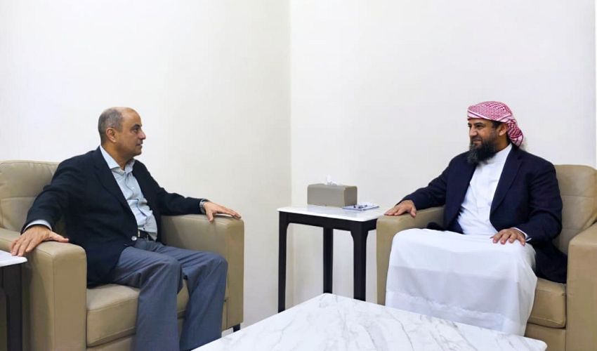 المحرّمي يلتقي رئيس الوزراء ويؤكد دعم مجلس القيادة للإصلاحات الاقتصادية والخدمية