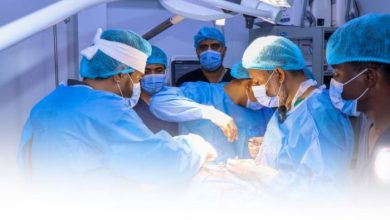 المخا.. فريق طبي ينجح في استئصال ورم بالغدة الدرقية لإنهاء معاناة مريض امتدت 20 عامًا