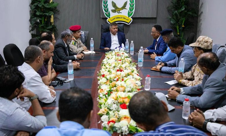 النائب العام ووزير الدفاع يطلعان على سير العمل في ميناء عدن