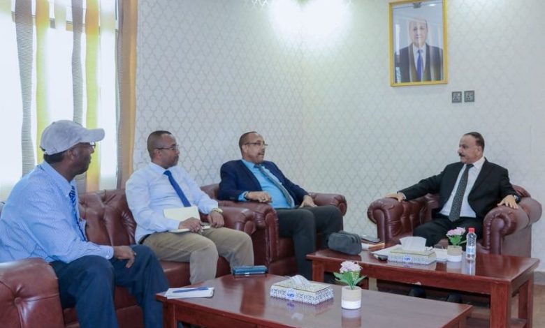 الوزير حُميد يبحث مع السفير الصومالي تعزيز التعاون في مجالات النقل البحري والجوي