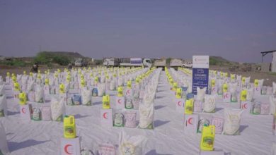 برعاية طارق صالح ودعم إماراتي.. الخلية الإنسانية تواصل توزيع السلال الغذائية بريف المخا