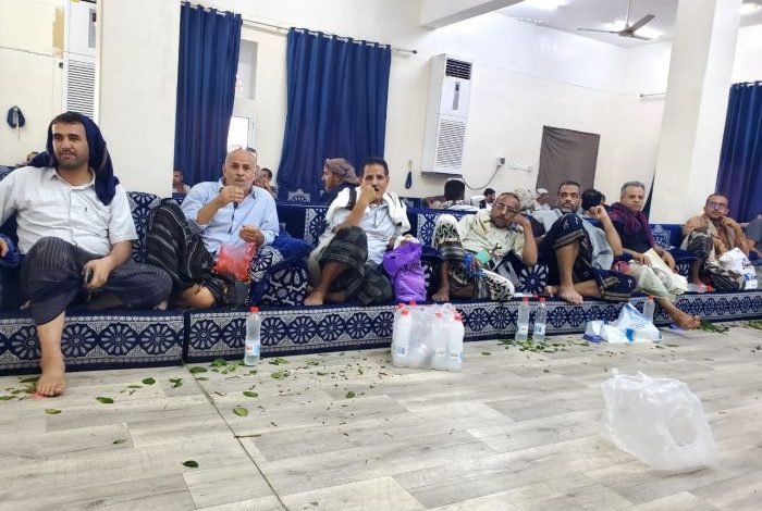 بن بريك وأنعم يقدمان واجب العزاء للدكتور عبدالإله حزام في استشهاد نجله