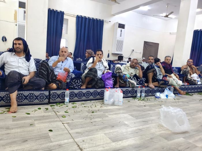 بن بريك وأنعم يقدمان واجب العزاء للدكتور عبدالإله حزام في استشهاد نجله