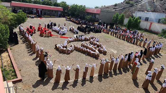 تزامنًا مع الذكرى الـ62 لثورة 14 أكتوبر.. مدرسة الزهراء بموزع تكرّم الطالبات المتفوقات