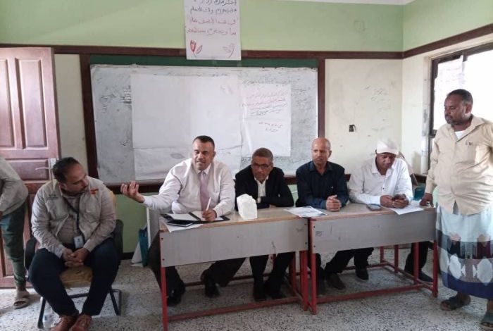 تعز.. توزيع سلال غذائية للمعلمين في ذو باب المندب بدعم مؤسسة "وقف الواقفين"