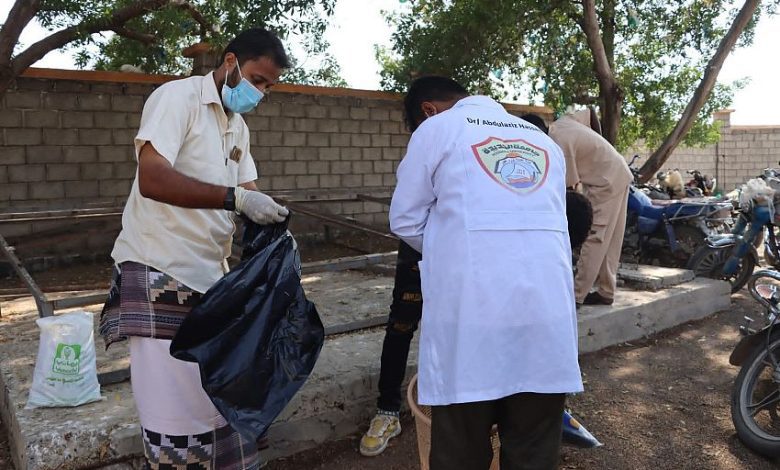 تنفيذ حملة نظافة في جامعة الحديدة لتعزيز الوعي البيئي