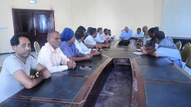 تنفيذي المخا يؤكد في اجتماعه الدوري أهمية حماية الوعي المجتمعي من الفكر الحوثي المتطرف