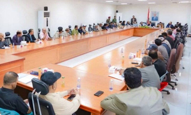 تنفيذي شبوة يناقش مستوى الأداء العام لعدد من المكاتب في المحافظة