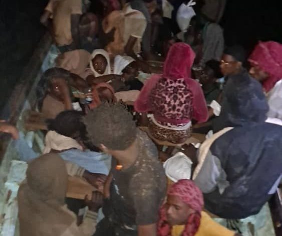 خفر السواحل قطاع البحر الأحمر يضبط قارب تهريب يقل 41 مهاجرا أفريقيا في باب المندب