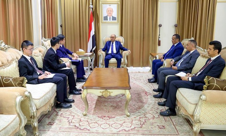رئيس الوزراء يشيد بالعلاقات الثنائية المتميزة بين اليمن والصين