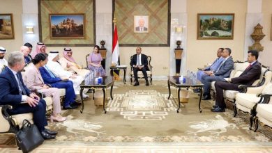 رئيس الوزراء يعقد اجتماع مع سفراء عدد من الدول الراعية للعملية السياسية في اليمن