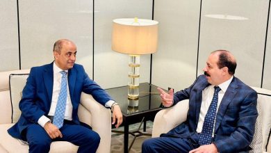 رئيس الوزراء يلتقي رئيس مجلس إدارة شركة كمران ويناقش تداعيات العقوبات الأمريكية على الكيان الواقع تحت سيطرة الحوثيين