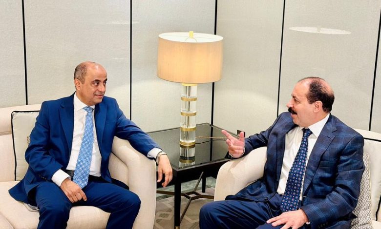 رئيس الوزراء يلتقي رئيس مجلس إدارة شركة كمران ويناقش تداعيات العقوبات الأمريكية على الكيان الواقع تحت سيطرة الحوثيين