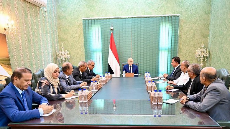 رئيس مجلس القيادة يؤكد أن العدالة في تعز ماضية كمسار مؤسسي شامل