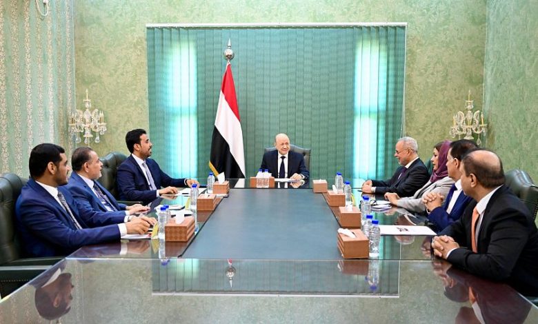 رئيس مجلس القيادة يؤكد مضي الدولة في مسار الإصلاحات وتشديد عزلة المليشيات الإرهابية