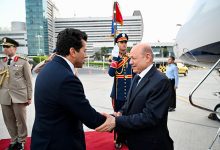 رئيس مجلس القيادة يصل القاهرة بدعوة من الرئيس السيسي للمشاركة في افتتاح المتحف المصري الكبير