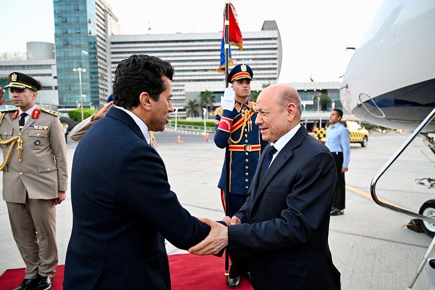 رئيس مجلس القيادة يصل القاهرة بدعوة من الرئيس السيسي للمشاركة في افتتاح المتحف المصري الكبير