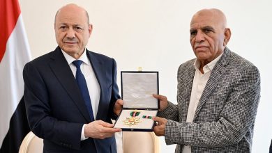 رئيس مجلس القيادة يمنح الشهيدة افتهان المشهري وسام الواجب تقديراً لتضحياتها في الخدمة العامة