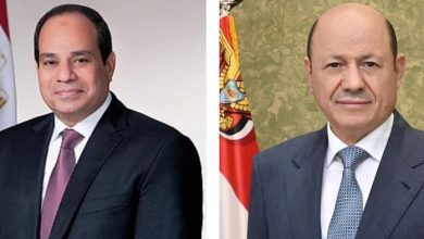 رئيس مجلس القيادة يهنئ الرئيس المصري بذكرى انتصارات أكتوبر