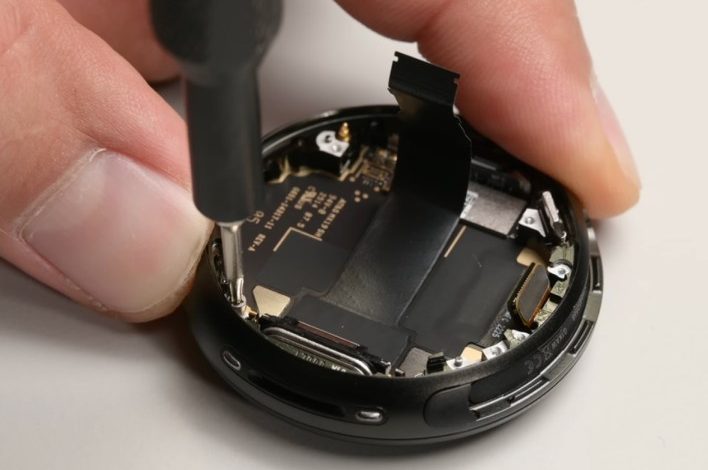 ساعة Pixel Watch 4 من جوجل تحصد تقييمًا نادرًا في سهولة الإصلاح من iFixit