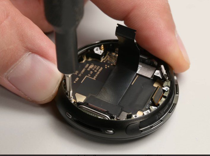 ساعة Pixel Watch 4 من جوجل تحصد تقييمًا نادرًا في سهولة الإصلاح من iFixit
