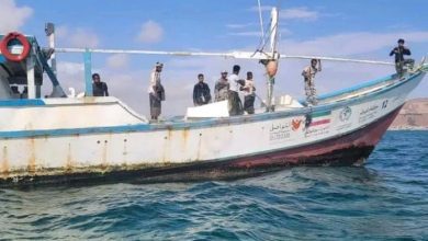 شبوة.. خفر السواحل يضبط قاربًا أجنبيًا فر طاقمه أثناء التفتيش